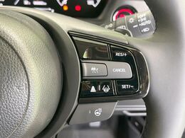 【アダプティブクルーズコントロール】高速道路での長距離走行が楽に！！自動で速度を保つクルーズコントロールが、衝突軽減システムと連携し、前方の車両を感知して車間を保つように速度調節してくれます！！