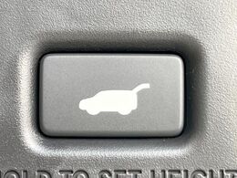 【パワーバックドア】スマートキーや運転席のボタンを押すだけでリアゲートが自動で開閉します！荷物を持っている時や、高い位置にあるバックドアを閉める際に便利な機能です♪