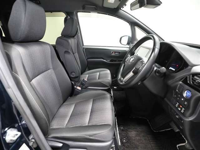 ゆったり室内で運転もしやすいです♪使い勝手の良い配置も考えられています！！