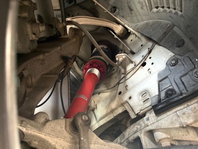 お車を安心してお乗りいただく為には、足回りの定期点検が欠かせません。サービスサポート（有償保証）では無料点検もご提供しており、安心のカーライフをお過ごしいただけるサポート体制が整っています。