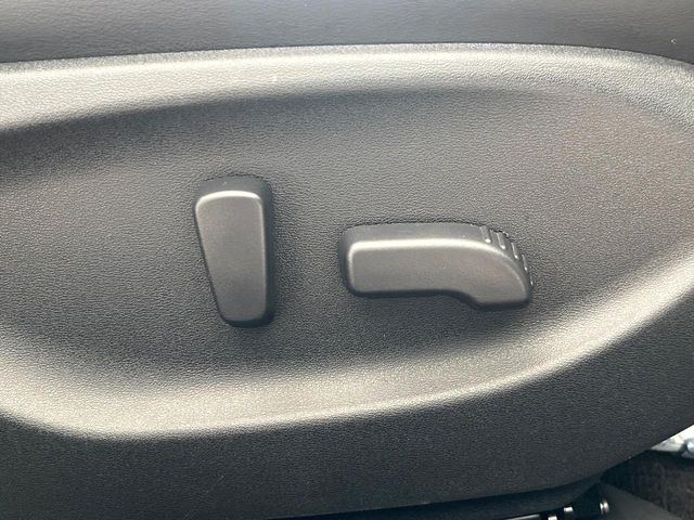 【パワーシート】スイッチ一つで簡単にシートの微調整が可能！電動だから力もいりません！快適なシートポジションにセットして、快適なドライブをお楽しみください。