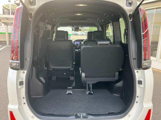 ラゲッジルームは、大容量のスペースを確保。普段のお買い物からレジャーまで、幅広く活躍してくれます！また、リアシートを倒すことで広々お使いいただけます。