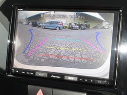 バックをするとき自動でリアの様子が映る『リアカメラ』付き！ナビ画面で確認しながらバックができますから安心ですね。でも、目視も大切ですよ！安全第一でお願いします！