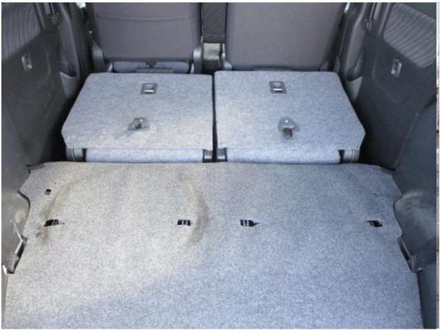 シートを畳んでいないときには後席の座面下になって見えない箇所に、タイヤ染みがあります。