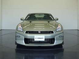 T-spec専用拡幅フロントフェンダー（後部アウトレットダクト付）とT-spec専用拡幅フロントプロテクターが特別装備となっております。