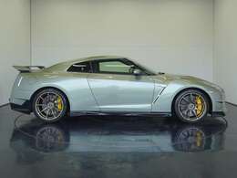 T-spec専用カーボンセラミックブレーキはサーキットにおける高Gでの効きの良さと、一般道などでの低Gでのコントロール性の両立を実現しております。