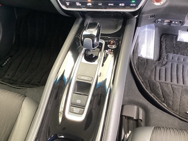 シンプルでとても使いやすいフロアシフトに、パーキングブレーキは電子制御パーキングブレーキです。