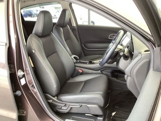 フロント広々、セパレートシートの運転席は、ハイトアジャスターが付いているので、快適にドライブができます。ハンドルはテレスコピック機能で、ハンドル位置を上・下・手前・奥に調節できます。