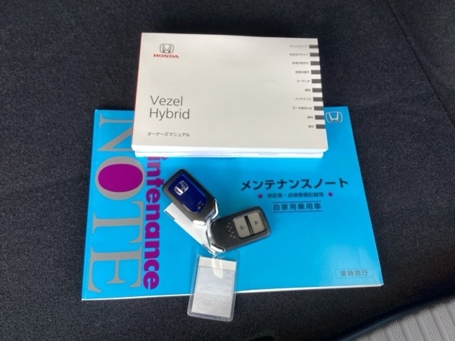 メンテナンスノート【整備記録簿】、取説も揃っています。スマートキーはバッグなどにしまったままボタン操作でエンジンの始動・停止ができて大変便利です。