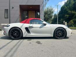 ヘッドライトクリーニングシステムカバー　（エクステリア同色）　ドアリリースレバー（ハイグロスブラック)　PORSCHEロゴ（サテンブラック)　スポーツシートプラス(2way電動）　OP278万