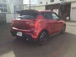 ボディカラーはレッドです。