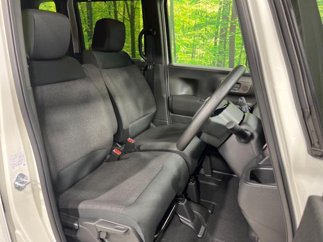 運転席まわりには十分なスペースがあり、大柄な方でもゆったり運転していただける環境です。