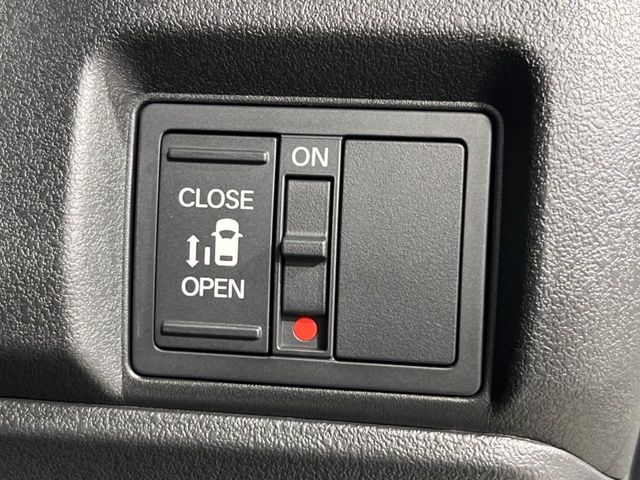 【パワースライドドア】スマートキーや運転席のスイッチでスライドドアの開閉が可能♪電動だから力を入れてドアを開ける必要が無く、小さいお子様でも、重い荷物を持っている時もラクに開け閉めできます♪