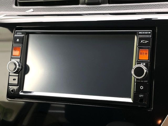 【純正ナビ】人気の純正ナビを装備しております。ナビの使いやすさはもちろん、オーディオ機能も充実！キャンプや旅行はもちろん、通勤や買い物など普段のドライブも楽しくなるはず♪