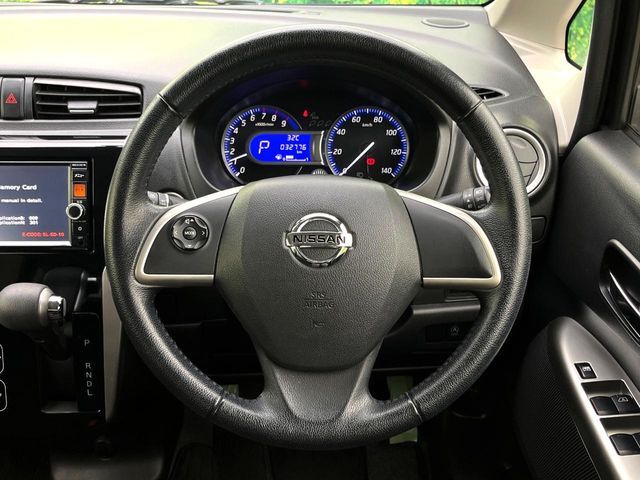 インテリアに合わせたデザインのステアリングは、運転される方のことも考え、運転しやすい形状、大きさです。是非一度、実際に触ってお確かめください。