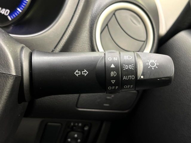 【オートライト】周りの明るさに応じて自動でヘッドライトの点灯・消灯ができる機能です！ライトの付け忘れ・消し忘れなどが無くなり、雨の日や夕方の走行も安心！トンネル通過時も便利ですね♪