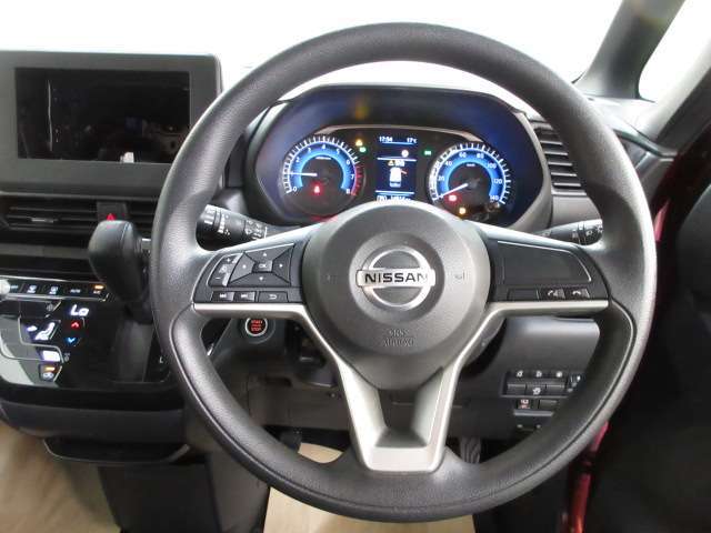 運転が楽しくなる明るく開放的な運転席まわりです。