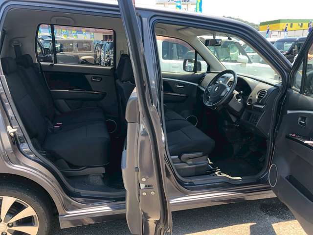 展示されるお車は、仕入担当者、商品管理センター、販売担当者等の入念なチェックを受け、基準をクリアした物件のみです。