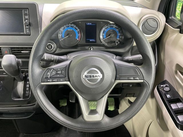 インテリアに合わせたデザインのステアリングは、運転される方のことも考え、運転しやすい形状、大きさです。是非一度、実際に触ってお確かめください。