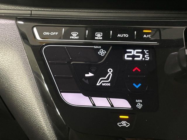 【オートエアコン】一度お好みの温度に設定すれば、車内の温度を検知し風量や温度を自動で調整。暑い…寒い…と何度もスイッチ操作をする必要はありません。快適な車内空間には必須の機能ですね♪