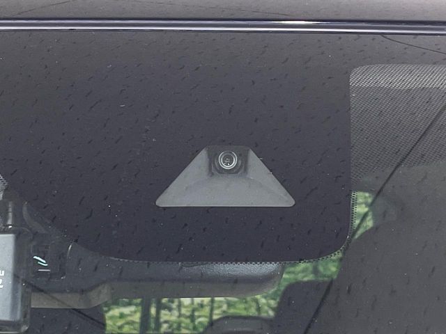 【エマージェンシーブレーキ】走行中に前方の車両等を認識し、衝突しそうな時は警報とブレーキで衝突回避と被害軽減をアシスト。より安全にドライブをお楽しみいただけます。