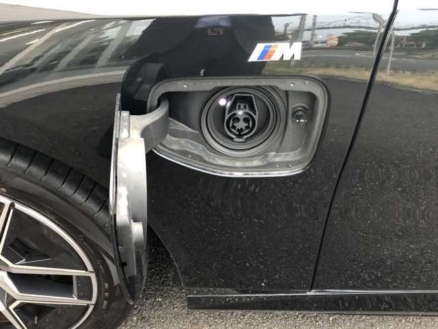 LEDヘッドライト。先進のLEDテクノロジーを採用。照射される白色光の周波特性は太陽に近く、バイキセノンヘッドライトを上回るコントラストでさらに明るく輝きます。悪天候の日でも優れた視認性を発揮します。