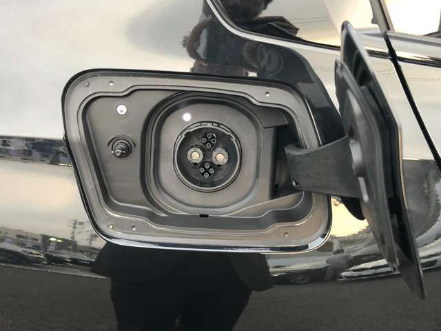 LEDヘッドライト。先進のLEDテクノロジーを採用。照射される白色光の周波特性は太陽に近く、バイキセノンヘッドライトを上回るコントラストでさらに明るく輝きます。悪天候の日でも優れた視認性を発揮します。
