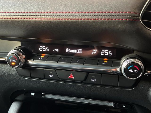 【左右独立型フルオートエアコン】運転席と助手席でそれぞれお好みの温度に設定可能。同乗者にも配慮した、快適な空調をお届け致します。