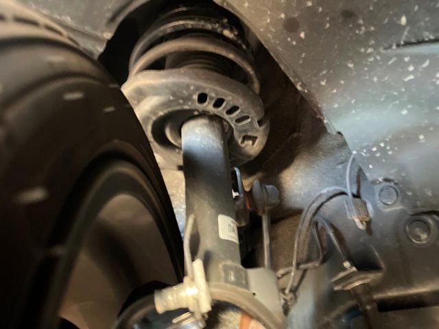 お車を安心してお乗りいただく為には、足回りの定期点検が欠かせません。サービスサポート（有償保証）では無料点検もご提供しており、安心のカーライフをお過ごしいただけるサポート体制が整っています。