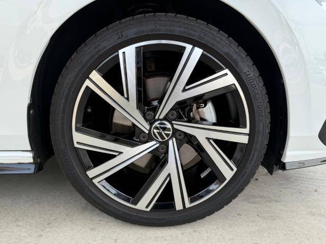 タイヤサイズは225/45R18です。