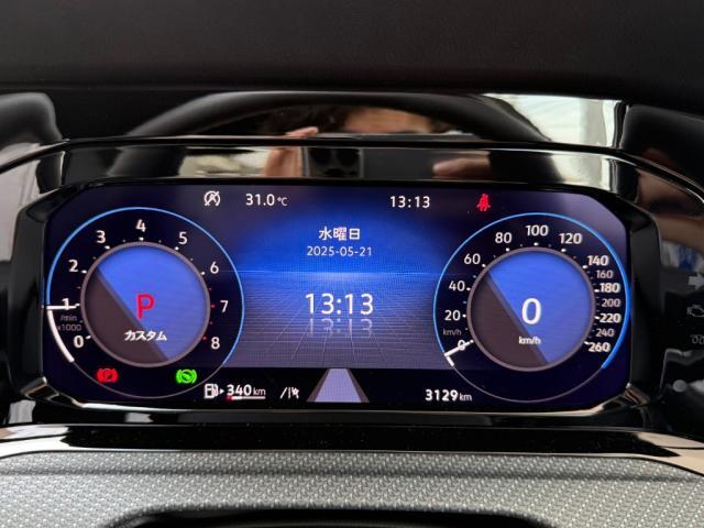 液晶モニターに車速や燃費、安全装備や地図など表示が可能です。