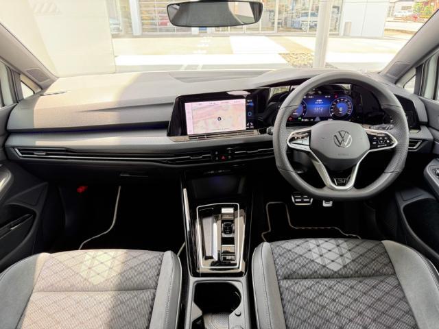 物理ボタンが少なく、すっきりとした車内デザインです。