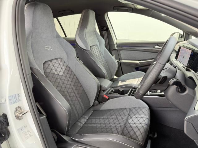 RLINE専用のスポーツシートです。ボディーとヘッドが一体型で硬めのシートが採用されえています。