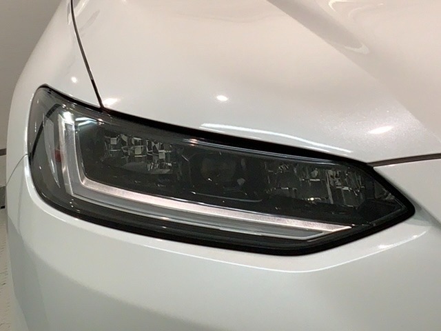 LEDヘッドライトは、点灯の瞬間から最大光量を発揮し、突然暗くなるトンネルなどでの安定感を高めます。