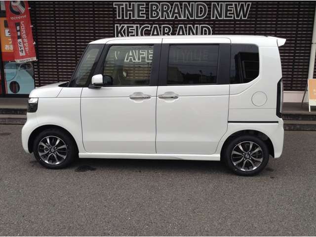 ケイカフェグループの在庫はなんと1500台以上。人気の届出済未使用車がオールメーカー豊富に揃って安心して選べます！本格的なカフェを併設した新しいコンセプトのお店です。