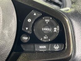 【アダプティブクルーズコントロール】高速道路での長距離走行が楽に！！自動で速度を保つクルーズコントロールが、衝突軽減システムと連携し、前方の車両を感知して車間を保つように速度調節してくれます！！