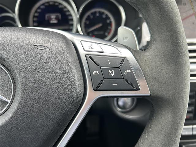 ウインカー・ワイパーレバー：ウインカーは上下に、ワイパーはレバーの先端を回すことで切り替えが可能。ウォッシャー液を使用したい場合は先端のボタンを強く押せば作動します。