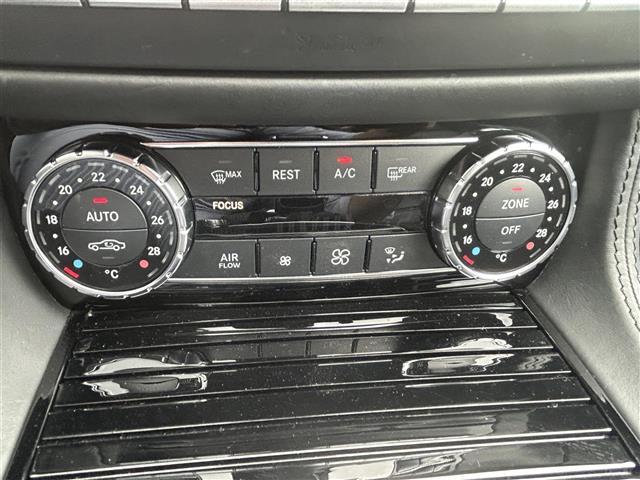 ウインカー・ワイパーレバー：ウインカーは上下に、ワイパーはレバーの先端を回すことで切り替えが可能。ウォッシャー液を使用したい場合は先端のボタンを強く押せば作動します。