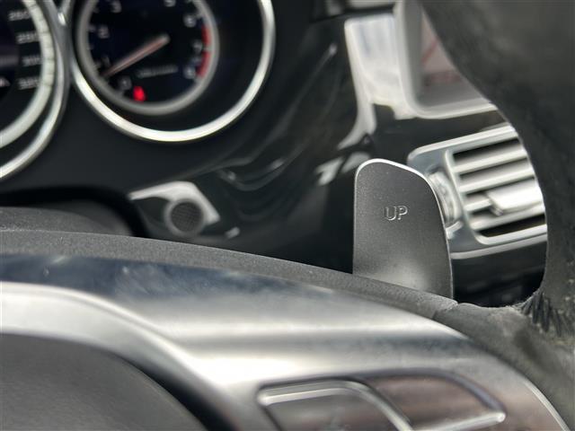 乗り込んだ瞬間、そのパフォーマンスを予感させるインテリア。