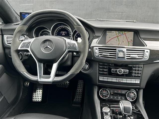 乗り込んだ瞬間、そのパフォーマンスを予感させるインテリア。