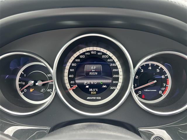 アクセルを踏み込んだ瞬間、視覚から心を揺さぶるメーターパネル