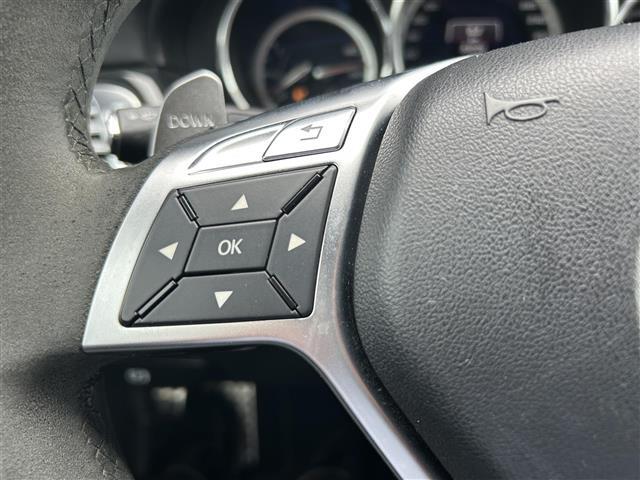 ウインカー・ワイパーレバー：ウインカーは上下に、ワイパーはレバーの先端を回すことで切り替えが可能。ウォッシャー液を使用したい場合は先端のボタンを強く押せば作動します。