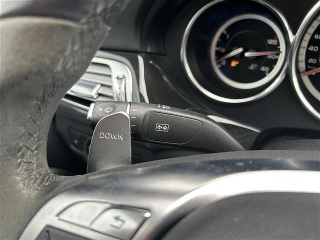 乗り込んだ瞬間、そのパフォーマンスを予感させるインテリア。