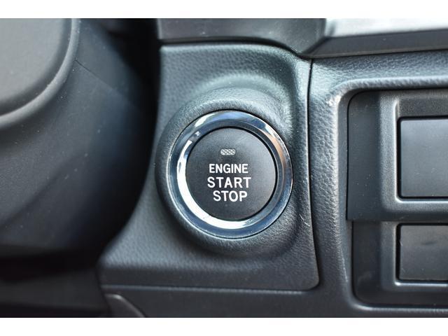 アクセスキーを携帯して運転席か助手席のドアハンドル内側に触れるだけで解錠、ドアハンドルのセンサーに触れるだけで施錠が可能。エンジン始動はプッシュエンジンスイッチから行います。