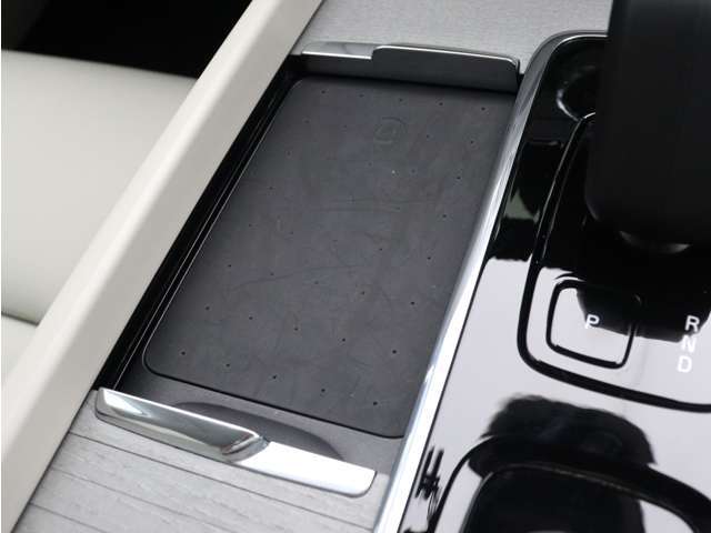 対応機種のスマートフォンを、トンネルコンソールの下のラバープレートに置いておくだけで充電可能。センターディスプレイの機能ビューを使用して、充電プレートのオンとオフを切り替えることができます。