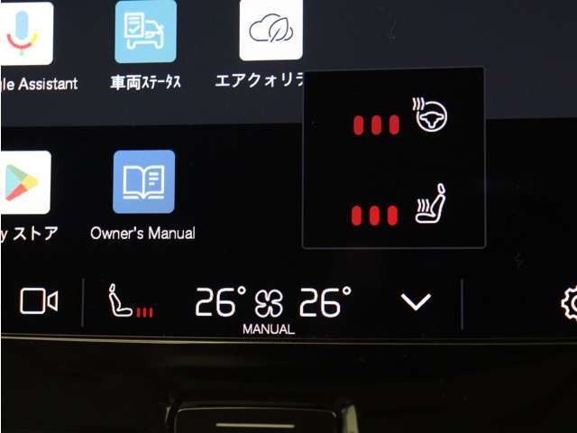フロントシートには、シートヒーターに加えステアリングホイールヒーターも装備しています。シートヒーターはフロントだけでなくリアシートにも装備。4席で独立した調整が可能です。