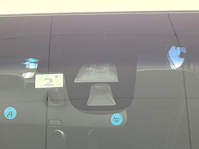 【ホンダセンシング】走行中に前方の車両等を認識し、衝突しそうな時は警報とブレーキで衝突回避と被害軽減をアシスト。より安全にドライブをお楽しみいただけます。