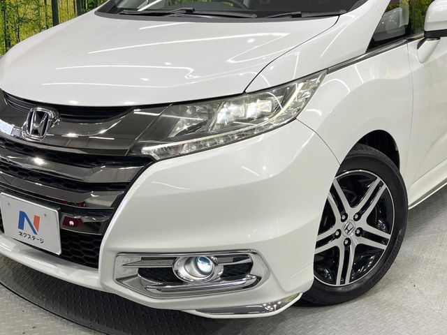 【LEDヘッドライト】悪天候や夜間走行時も良好な視界を確保し安心して運転できる高輝度LEDヘッドライトを装備！点灯速度が早く、消費電力も抑えられています。
