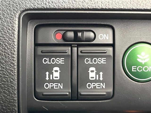 【両側パワースライドドア】スマートキーや運転席のスイッチで後席両側スライドドアの開閉が可能♪電動だから力を入れてドアを開ける必要が無く、小さなお子様でも簡単に開け閉めでき快適です♪