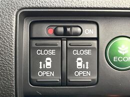 【両側パワースライドドア】スマートキーや運転席のスイッチで後席両側スライドドアの開閉が可能♪電動だから力を入れてドアを開ける必要が無く、小さなお子様でも簡単に開け閉めでき快適です♪